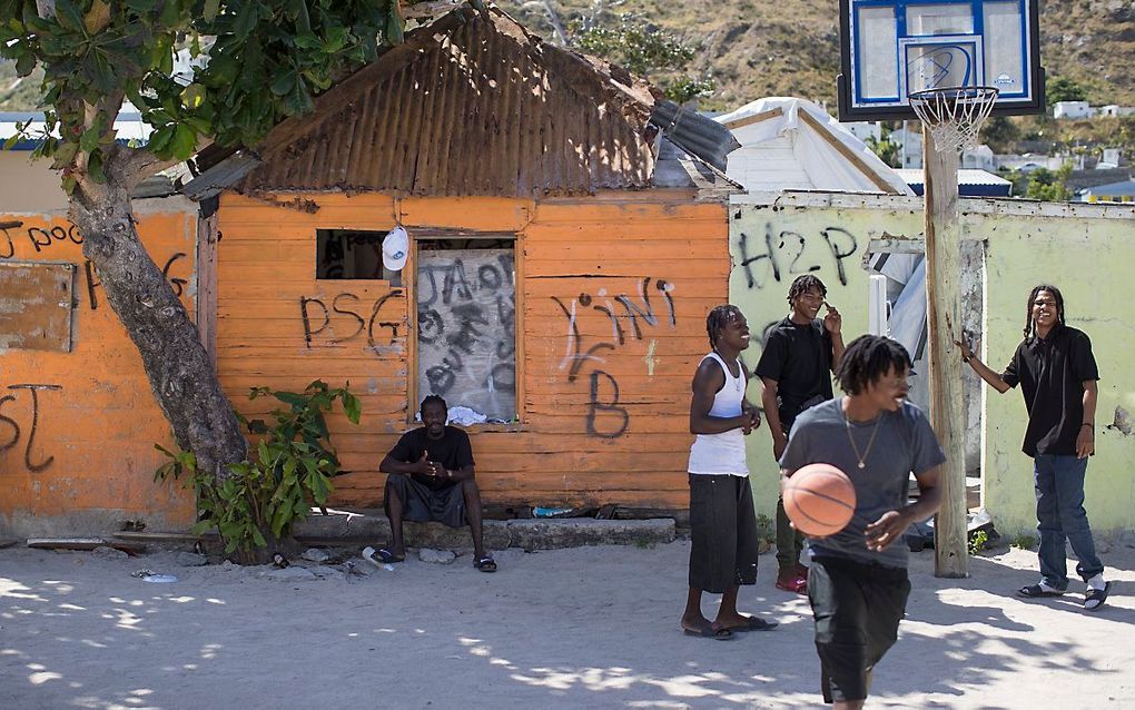 Jongeren spelen basketball op Sint-Maarten. beeld ANP