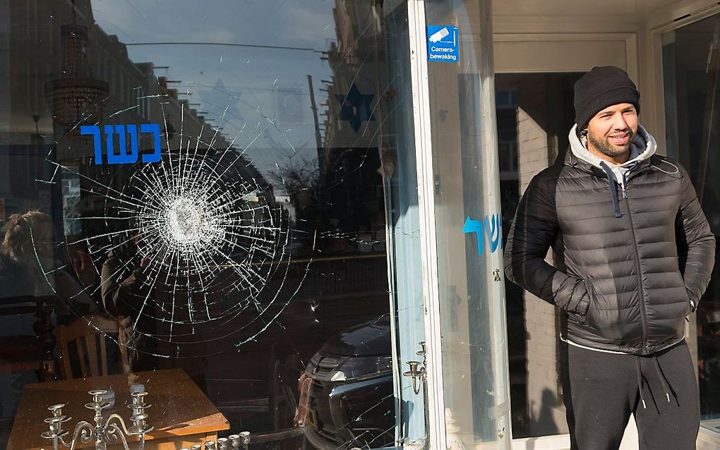 Eigenaar Daniel Baron van HaCarmel laat de schade aan zijn Israëlische restaurant zien. beeld ANP