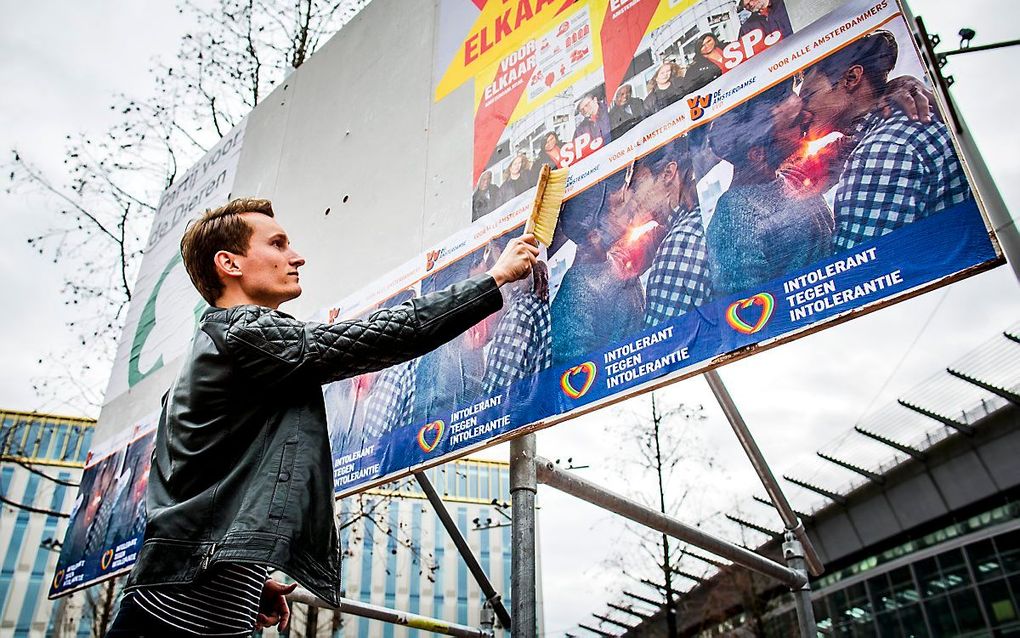 Postercampagne van de VVD in Amsterdam met zoenende mannen, begin maart. beeld ANP