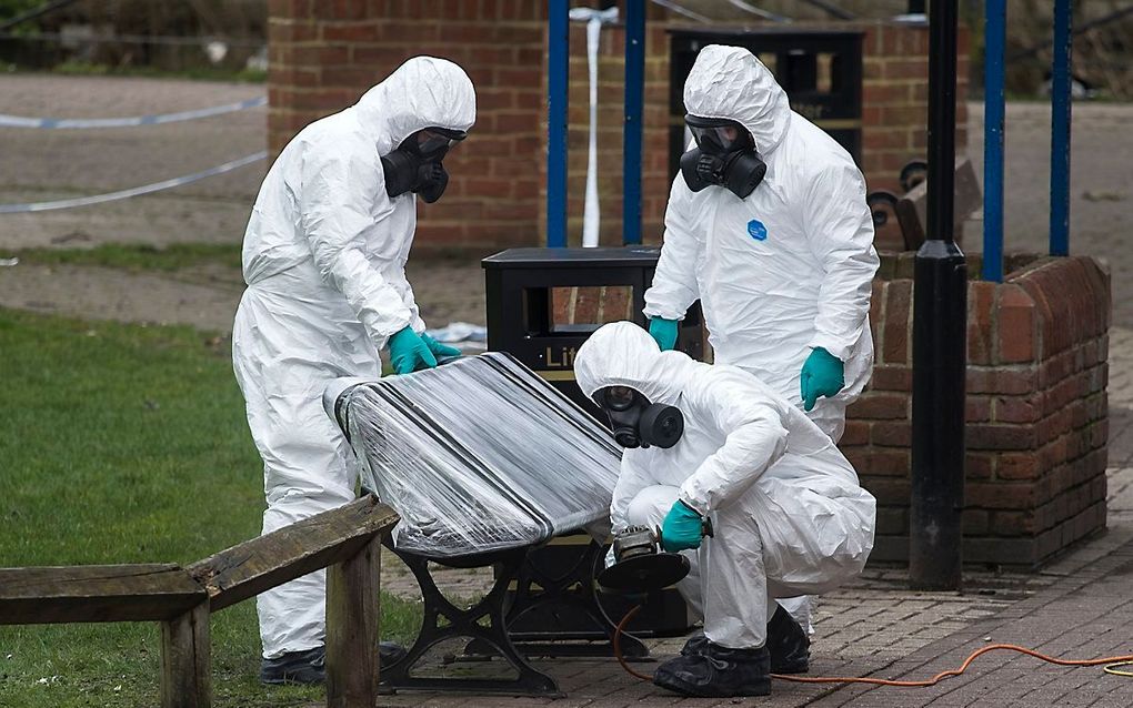 Onderzoek op de plaats waar de Skripals werden gevonden in Salisbury. beeld EPA