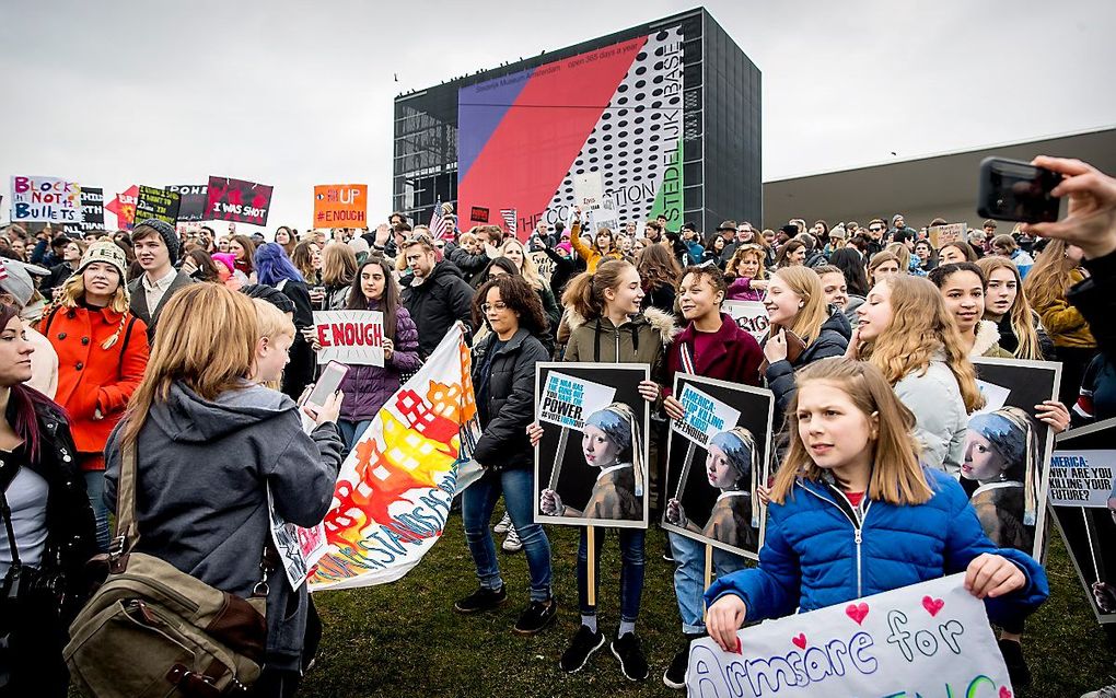 Een Nederlands scholierenprotest tegen de Amerikaanse wapenwetgeving in maart 2018. beeld ANP