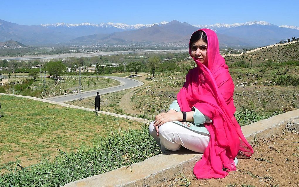 De Pakistaanse Malala, kinderrechtenactiviste en Nobelprijswinnares, is voor het eerst terug in haar geboortedorp in Pakistan. In 2012 overleefde ze een aanslag. beeld AFP