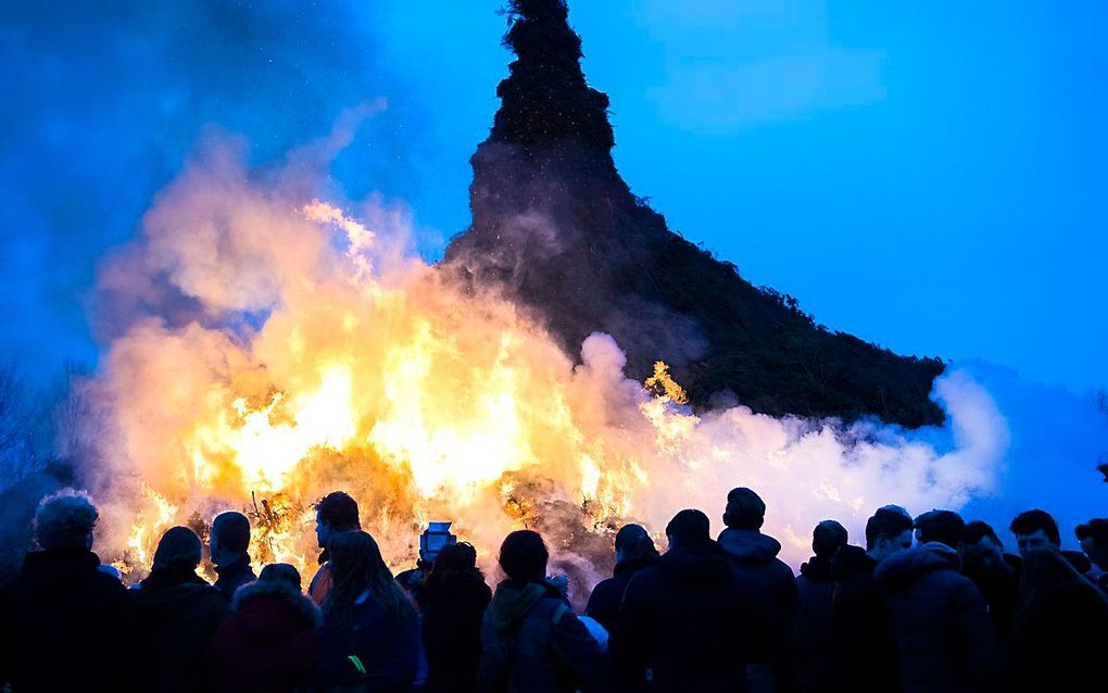 Het paasvuur van het Overijsselse Dijkerhoek in 2018. beeld ANP