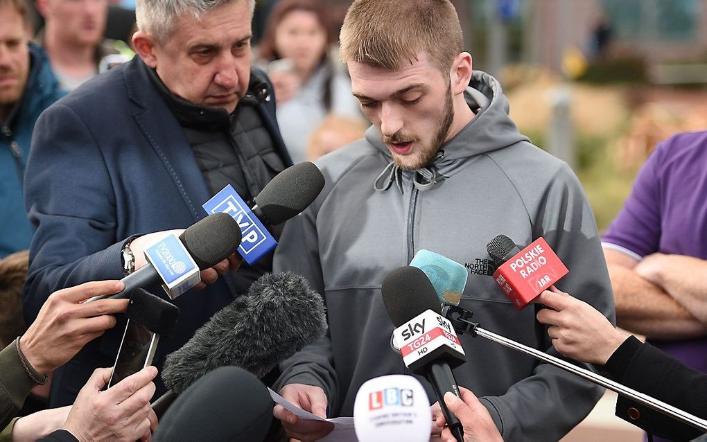 De vader van Alfie stond eerder deze week de pers te woord voor het ziekenhuis waar Alfie verbleef. beeld AFP