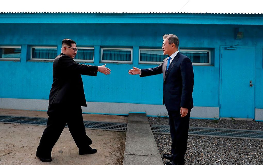 De leiders van Noord- en Zuid-Korea schudden elkaar de hand. beeld AFP