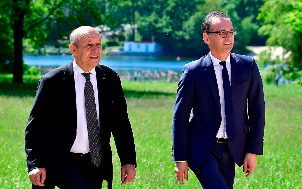 Le Drian (l) en Maas (r). beeld AFP