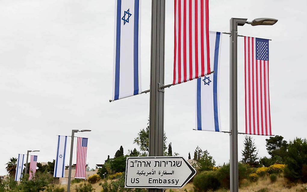 Borden en vlaggen bij de ambassade van de VS in Jeruzalem. beeld EPA