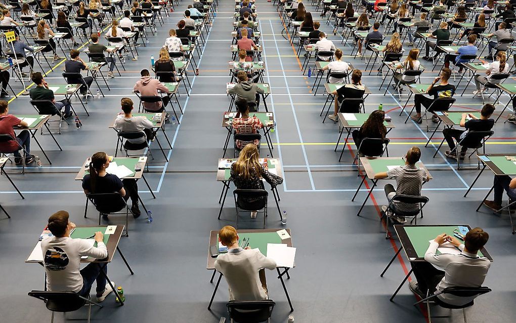 Scholieren van het Beatrix College beginnen aan het eindexamen in sporthal Dongewijk in Tilburg. Vanwege het grote aantal examenkandidaten wordt het examen op meerdere locaties afgenomen. beeld ANP