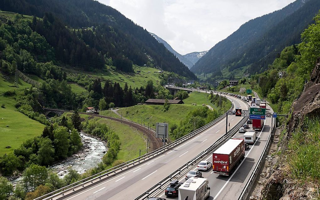 Op vakantieroutes richting het zuiden staat het verkeer zoals verwacht behoorlijk vast. beeld EPA