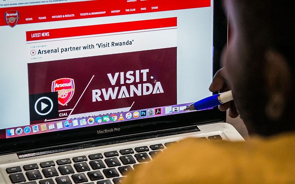 Een fan van Arsenal ziet de naam van de nieuwe sponsor op internet. beeld AFP