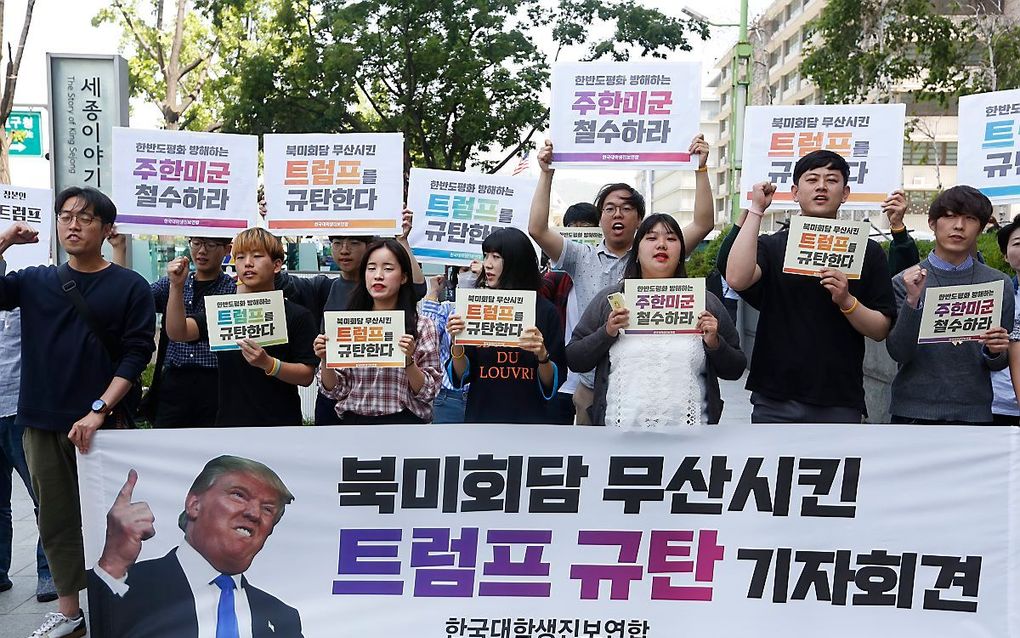 Protest in Zuid-Korea donderdag nadat Trump bekendmaakte dat de top met Noord-Korea niet door zou gaan. beeld EPA