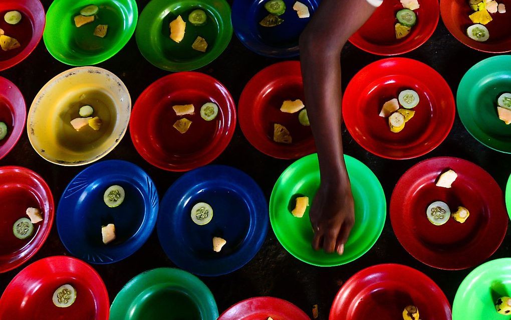 In Bangladesh wordt de iftarmaaltijd klaargemaakt. beeld AFP