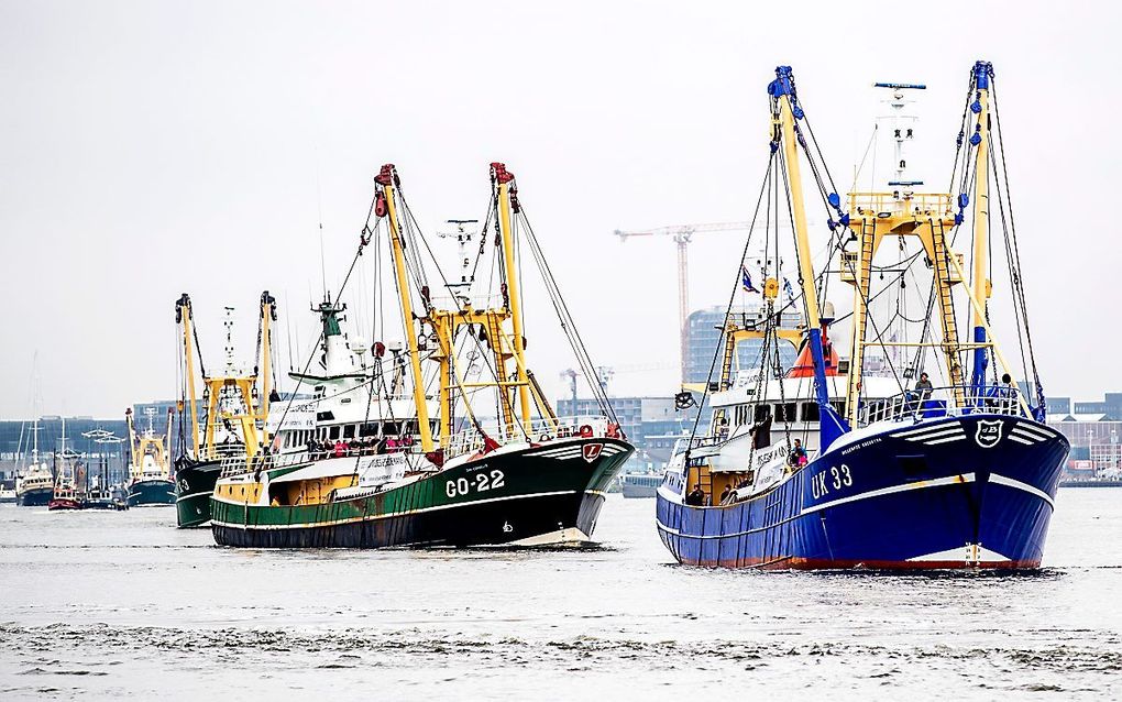 Vissers worden door de energietransitie op zee driemaal geraakt. Foto: Noordzeevissers demonstreerden in juni 2018 in Amsterdam tegen windmolenparken op zee. beeld ANP, Remko de Waal