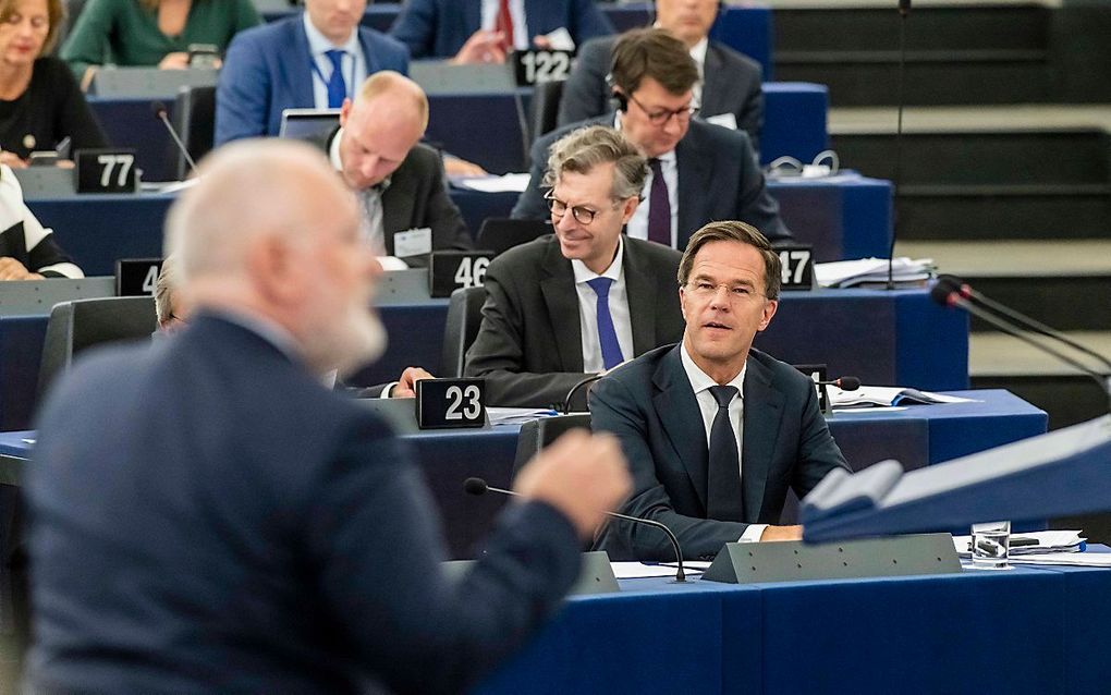 Premier Rutte luistert in het Europese Parlement naar Eurocommissaris Frans Timmermans. beeld ANP