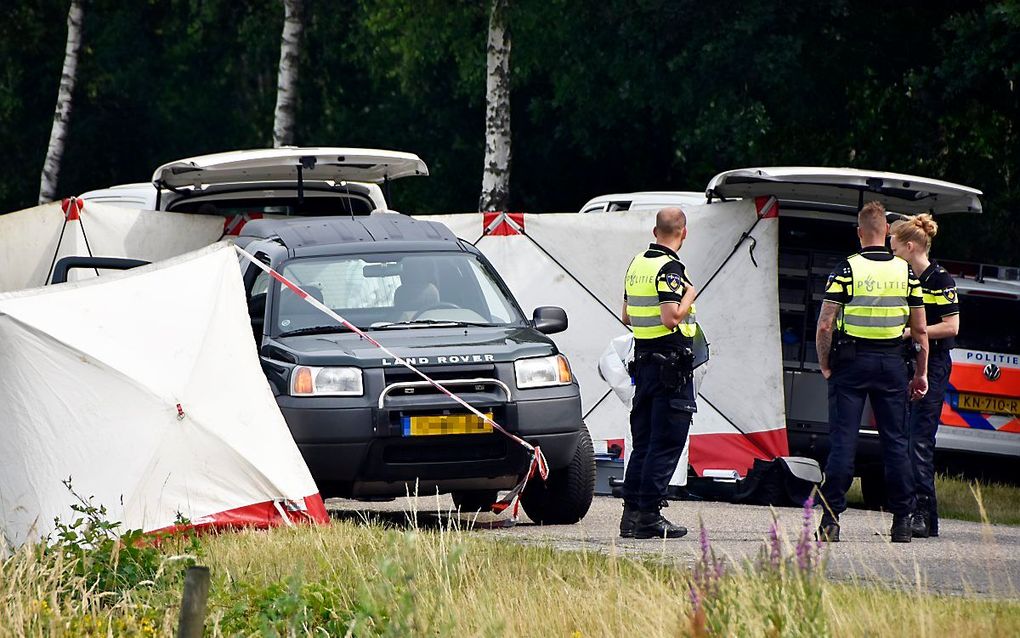 Politie doet onderzoek bij een terreinwagen, waar een 72-jarige jager uit Vriezenveen is omgekomen bij een schietongeluk. beeld ANP