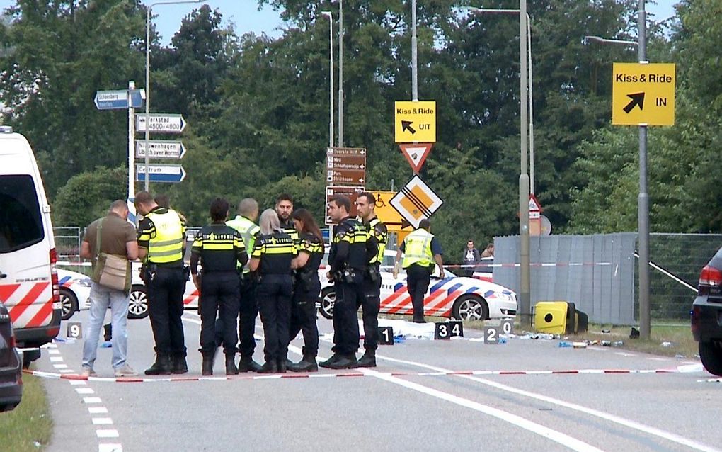 Hulpdiensten op de plek waar een aanrijding is gebeurd tussen een bestelbusje en een groep voetgangers in Landgraaf. beeld ANP