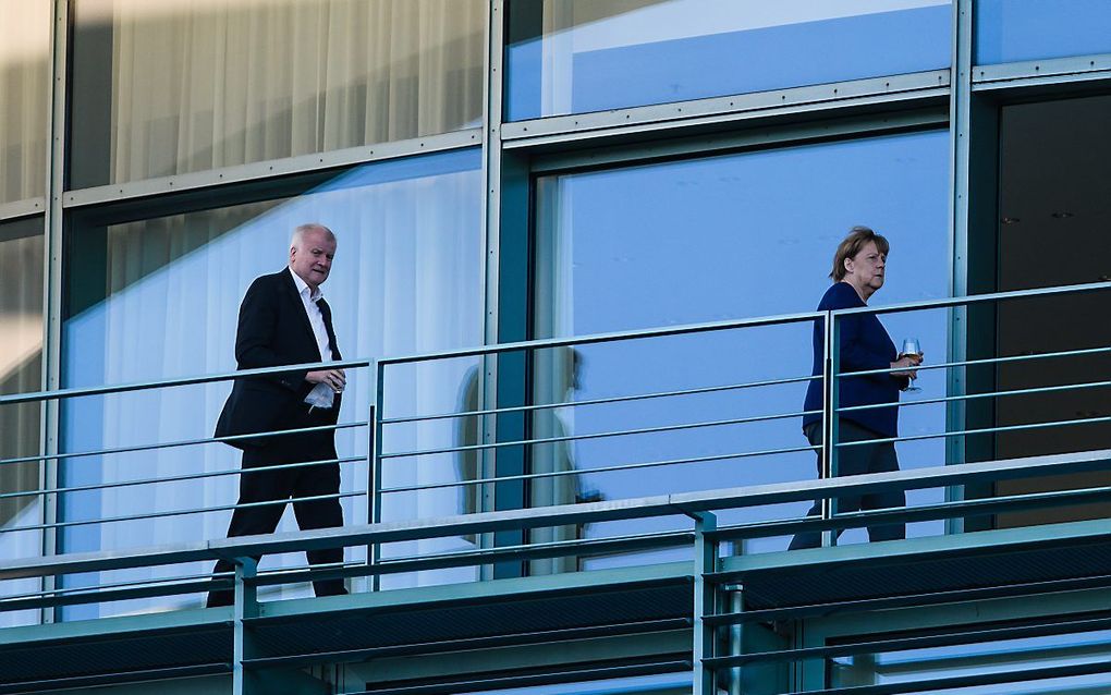 Seehofer (links) en Merkel. beeld EPA