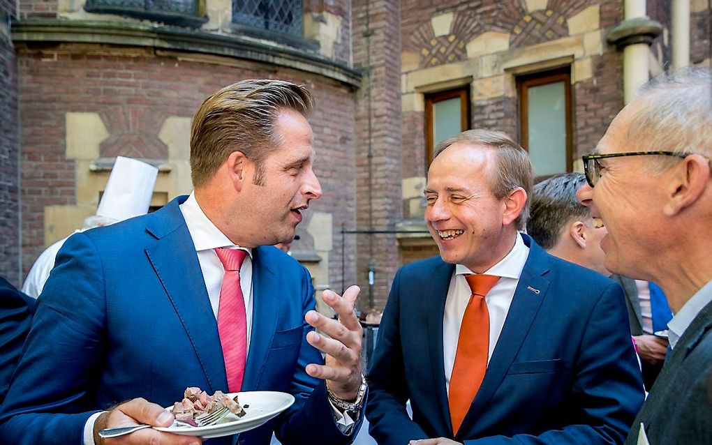 Minister De Jonge en Van der Staaij (SGP) tijdens de  jaarlijkse Binnenhofbarbecue op de laatste vergaderdag voor het zomerreces van de Tweede Kamer. beeld ANP