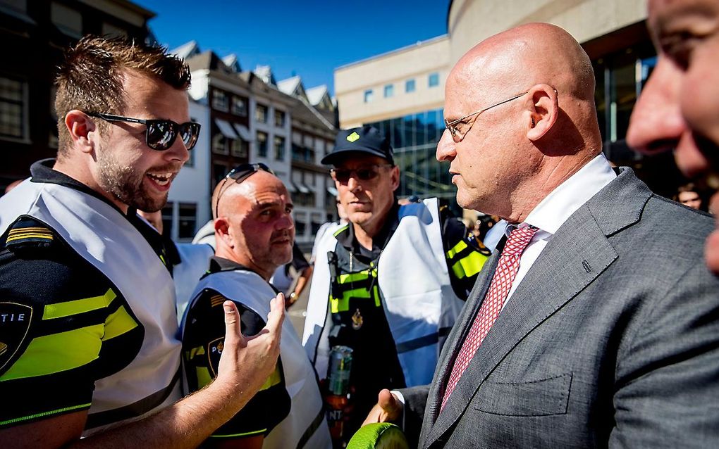 Politieagenten in gesprek met minister Grapperhaus. beeld ANP