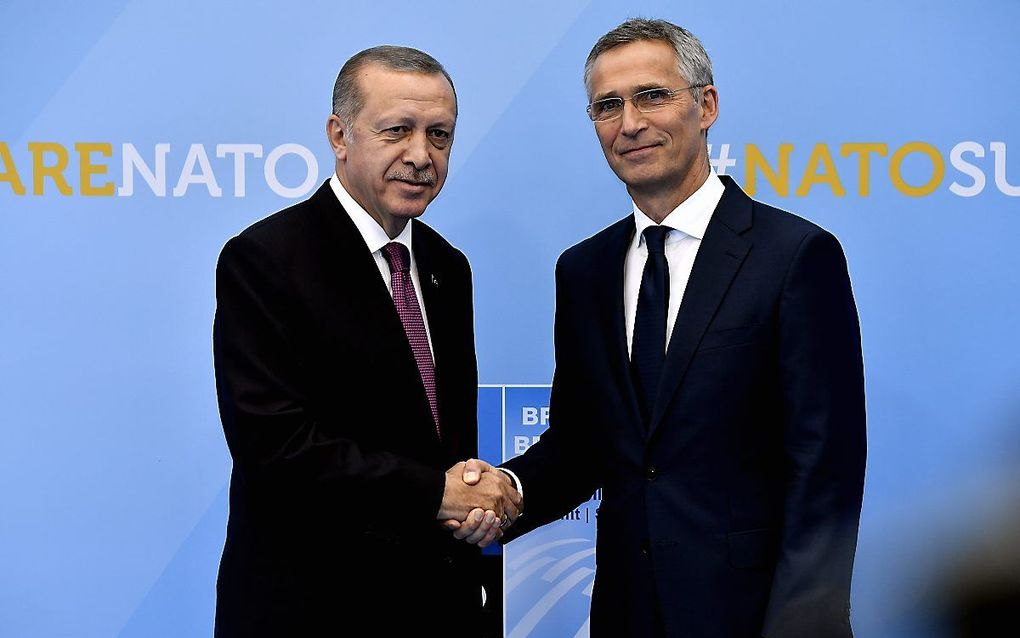De Turkse premier Erdogan met de secretaris-generaal van de NAVO, Stoltenberg. beeld AFP, Eric Lalmand