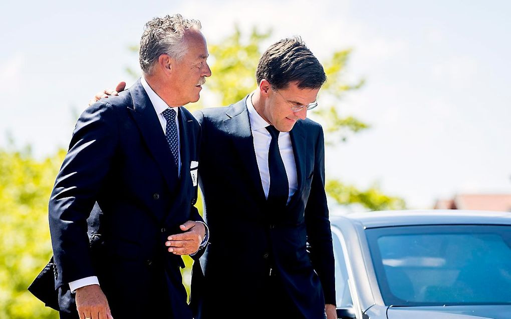 Premier Mark Rutte en Piet Ploeg, voorzitter van Stichting Vliegramp MH17. beeld ANP