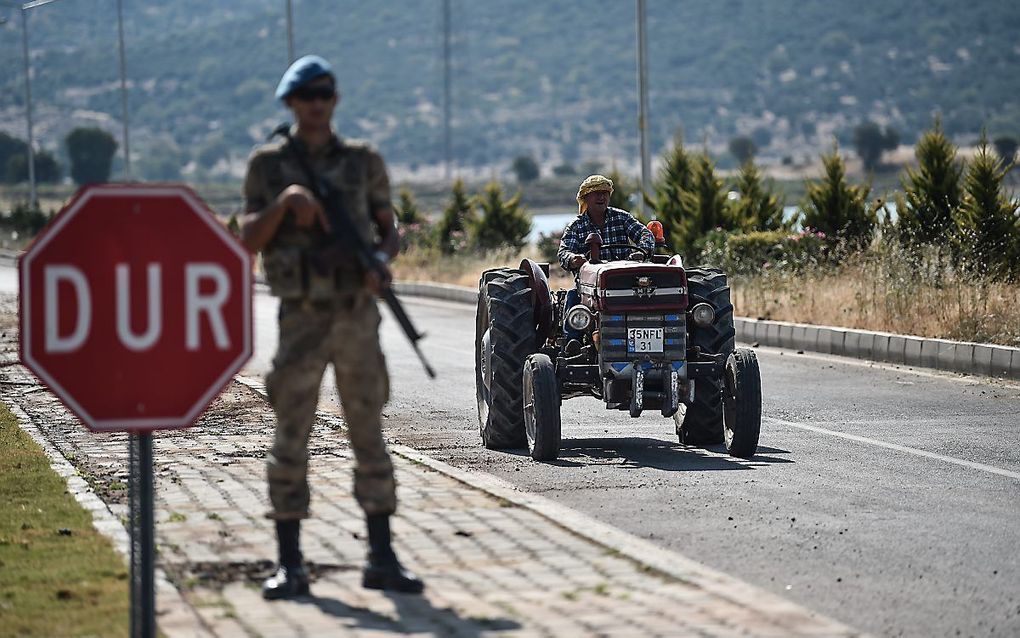 Een Turkse soldaat bij een gevangeniscomplex in de buurt van Izmir. beeld AFP