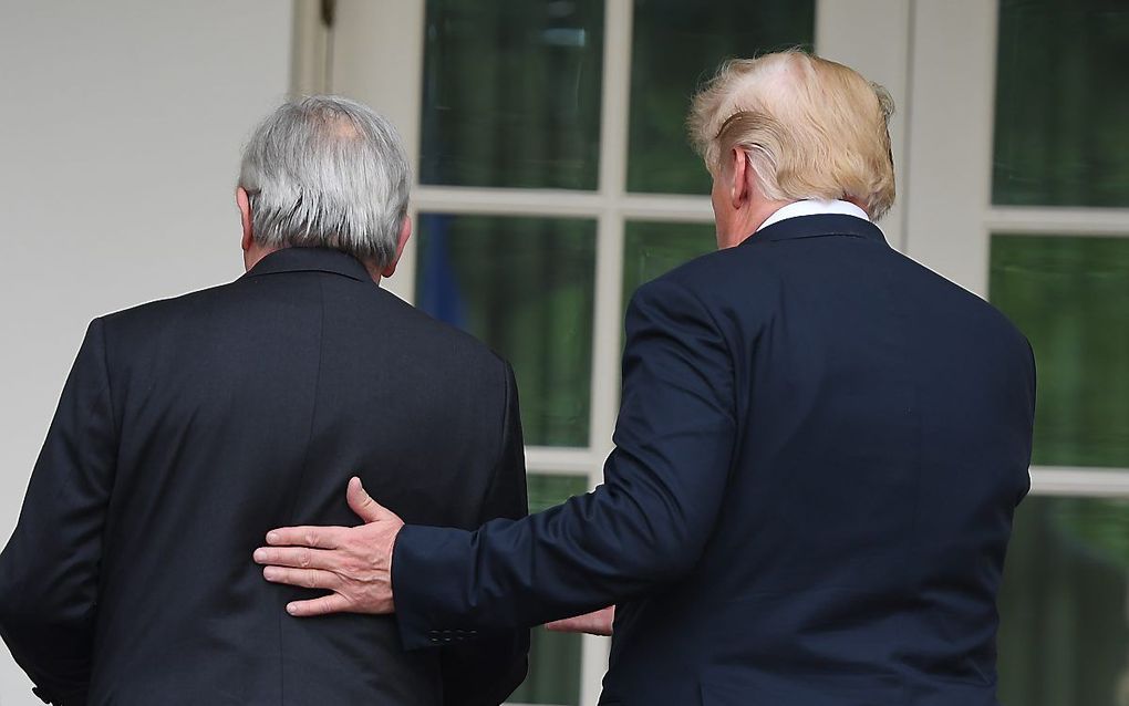 De Amerikaanse president Donald Trump en de voorzitter van de Europese Commissie Jean-Claude Juncker sloten woensdag een overeenkomst waarin vooral de EU concessies doet. beeld AFP