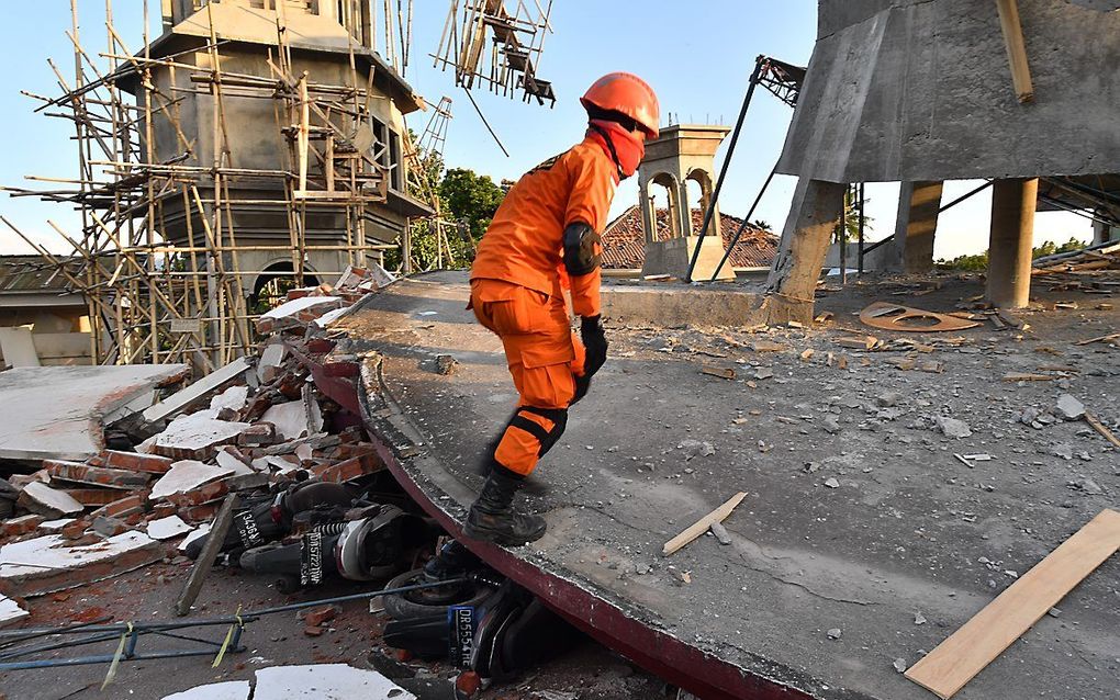 Reddingswerkers zoeken naar overlevenden op Lombok. beeld AFP