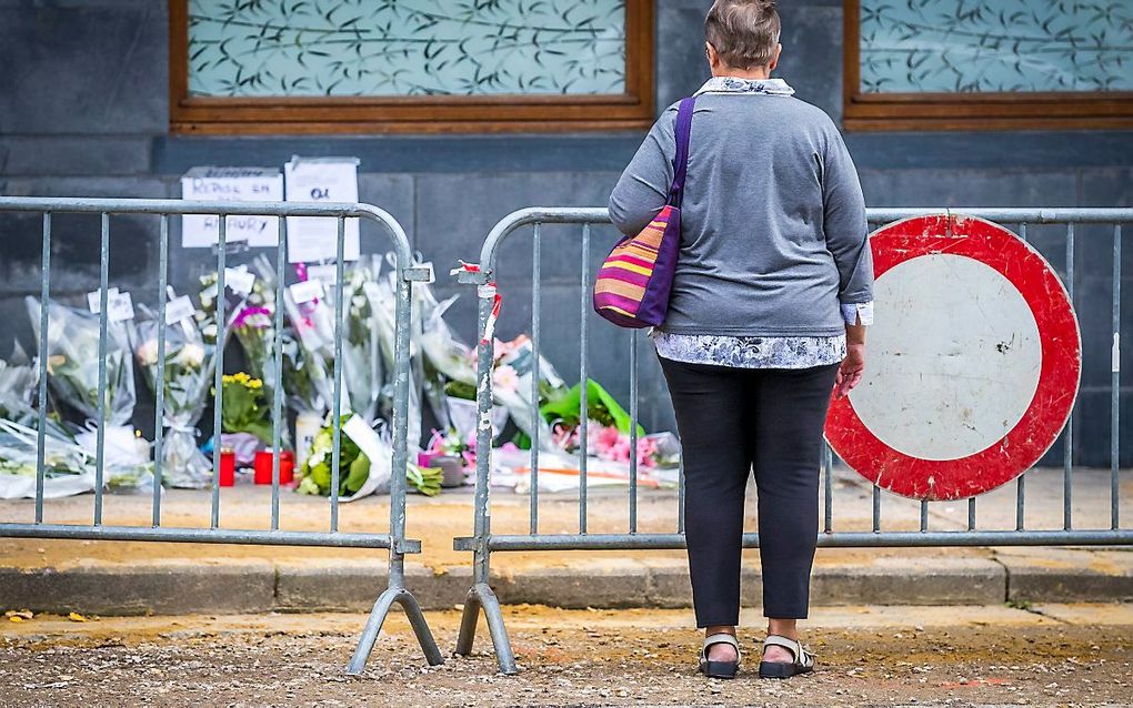 Bloemen op de Avenue Reine Astrid ter nagedachtenis van de doodgeschoten agent. beeld ANP