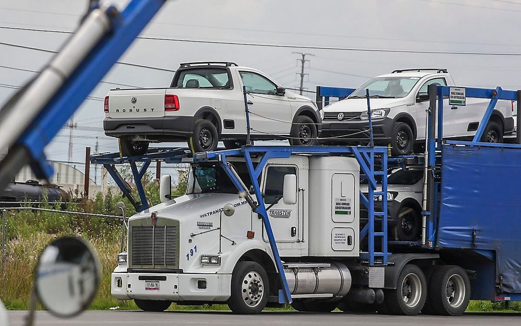 Een vrachtwagen in de buurt van de Volkswagenfabriek in Puebla, Mexico. beeld AFP