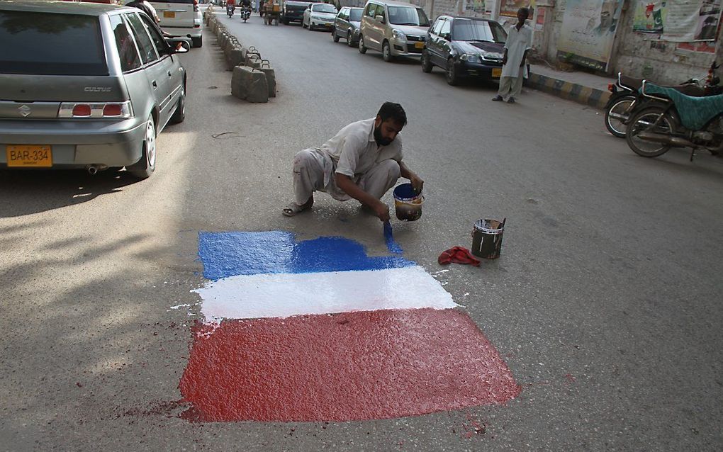 Een Nederlandse vlag in Pakistan als protest tegen Wilders. beeld EPA