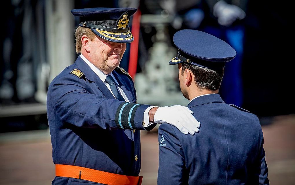 Koning Willem-Alexander reikt een Militaire Willems-Orde uit. beeld ANP