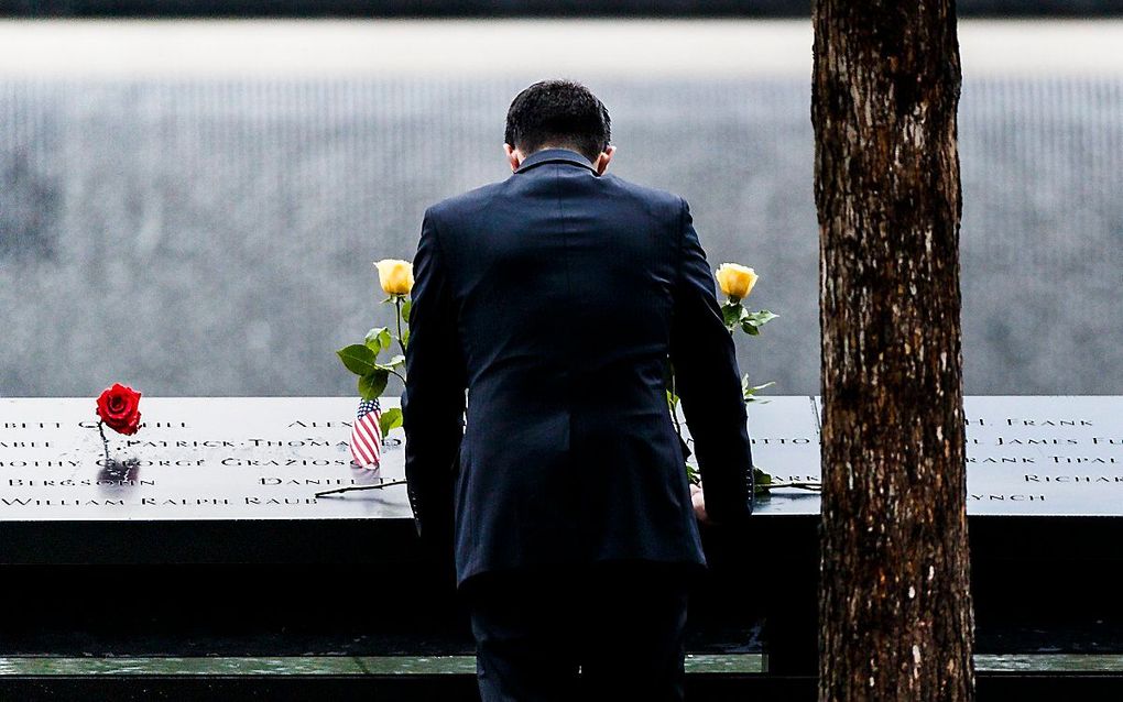 Een man bij het 9/11-monument in New York. beeld EPA