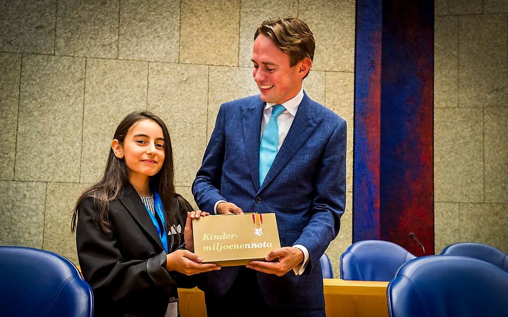 Kamerlid Henk Nijboer neemt de Kindermiljoenennota in ontvangst. beeld ANP