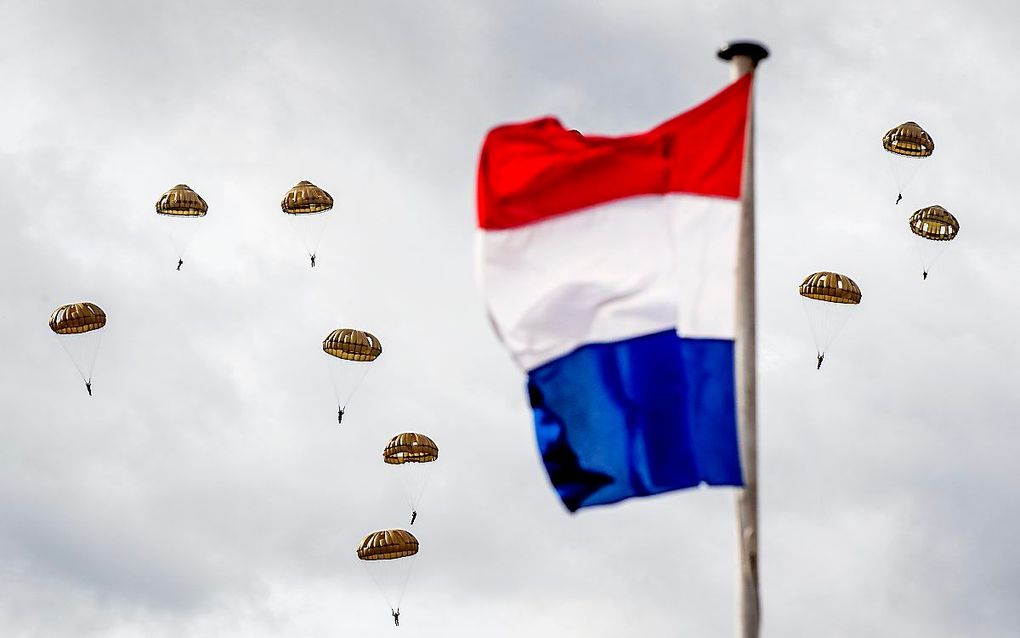 Een parachutistendropping tijdens een herdenking van operatie Market Garden op de Ginkelse Heide. beeld ANP