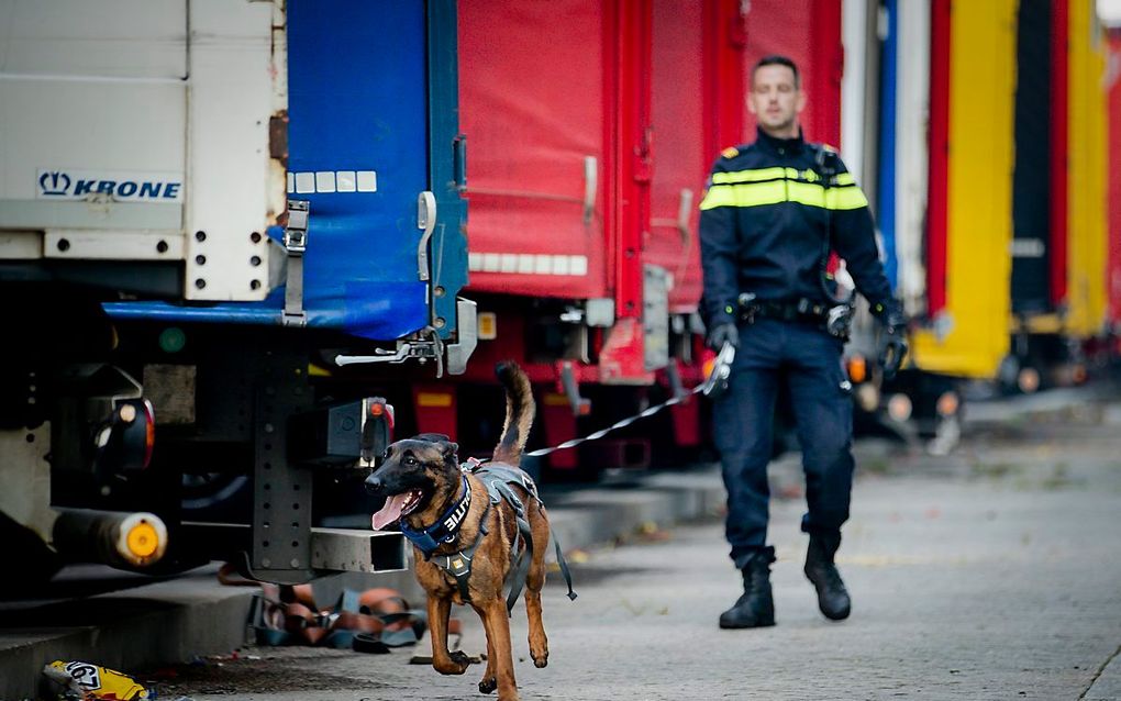 Politiecontrole op inklimmers in vrachtwagens. beeld ANP