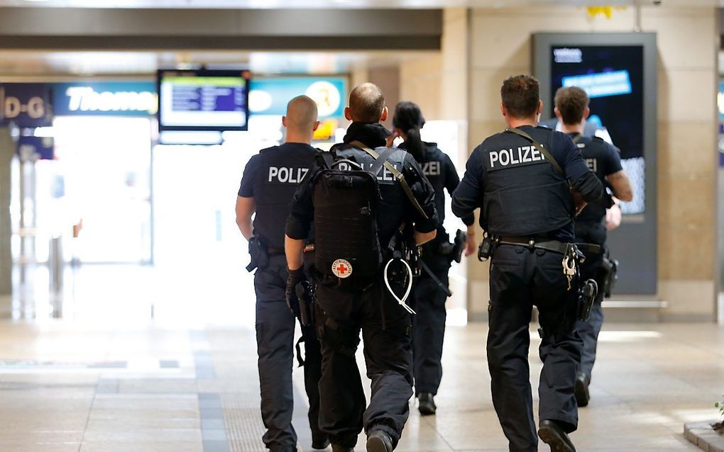 Politie bezig met ontruiming van het station. beeld EPA