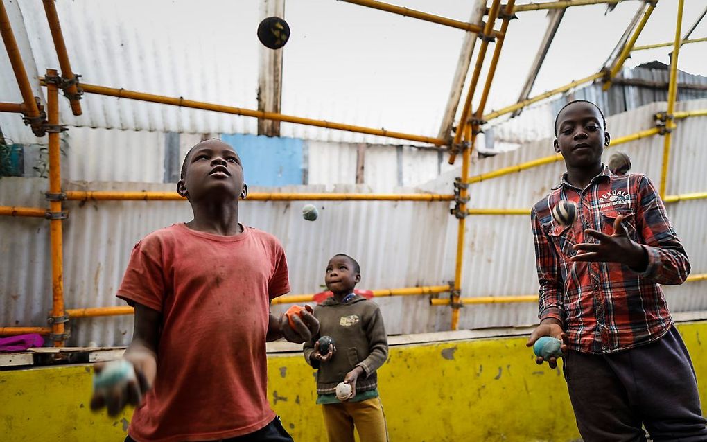 Keniaanse kinderen in een weeshuis in Nairobi. In het weeshuis worden kinderen opgevangen die zelf met HIV besmet zijn of die hun ouders kwijtgeraakt zijn door aidsgerelateerde problematiek. beeld EPA