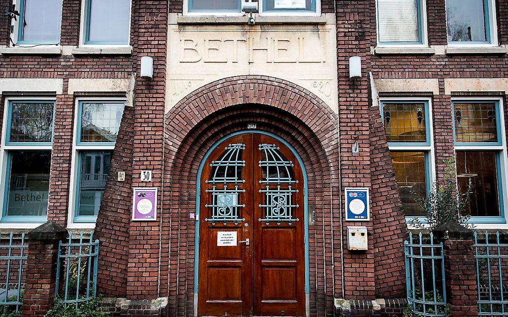 In de Bethelkerk in Den Haag is de asieldienst nog steeds aan de gang. beeld ANP, Koen van Weel