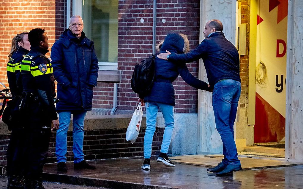 Leerlingen worden ontvangen door een teamleider bij het Design College, een dag nadat er een 16-jarige meisje werd doodgeschoten. beeld ANP