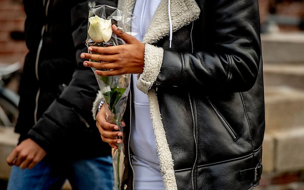 Een leerling komt met bloemen aan bij het Design College. beeld ANP