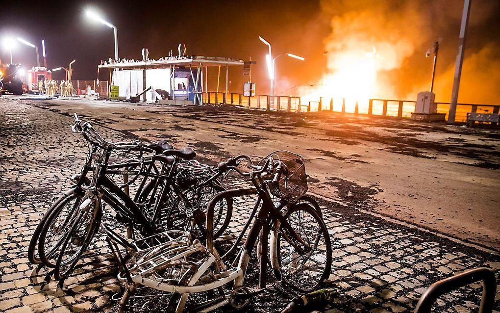 „Blijkbaar is het moeilijker dan we denken om beschaafd te zijn.” Foto: vreugdevuur op het Scheveningse strand loopt uit de hand. beeld ANP