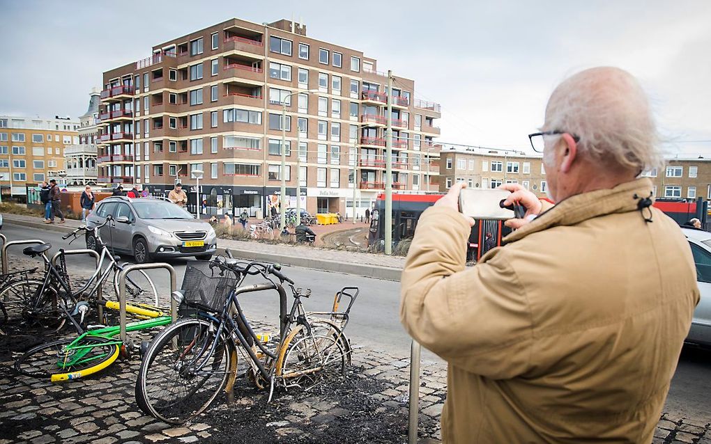 Verbrande fietswrakken op de boulevard. beeld ANP