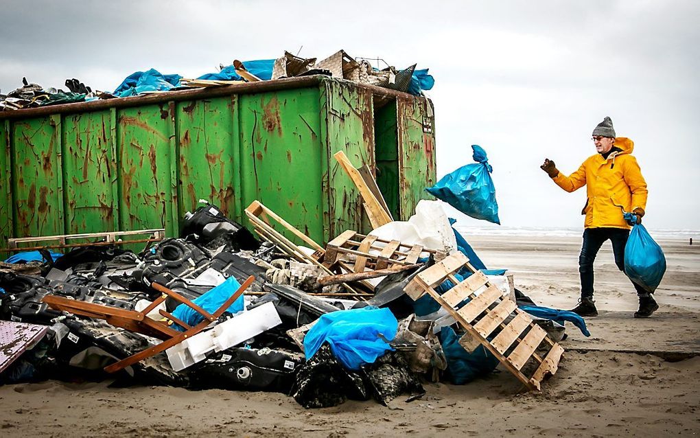 Een container vol spullen die zijn aangespoeld op het strand nadat het vrachtschip MSC Zoe 270 containers was verloren. beeld ANP