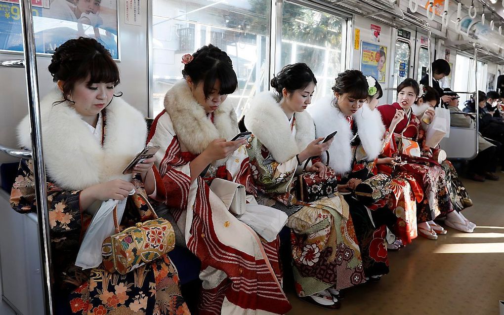 Vrouwen in Tokio zijn onderweg naar huis, nadat ze hun twintigste verjaardag vierden tijdens een groot feest. beeld EPA