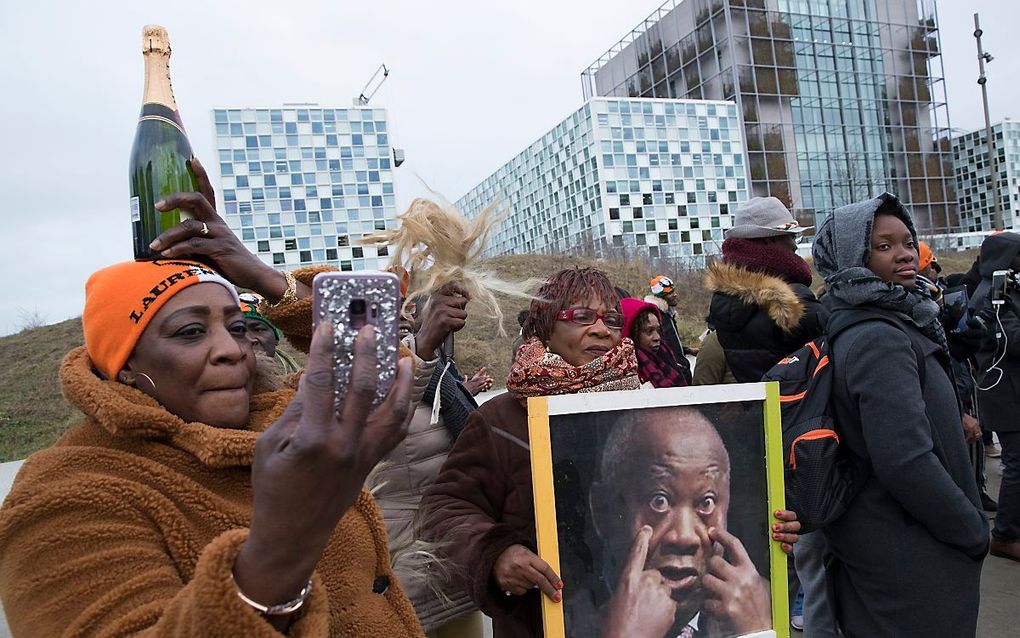 Voorstanders van de voormalige president van Ivoorkust, Laurent Gbagbo, komen dinsdag bijeen voor het Internationaal Strafhof. beeld ANP