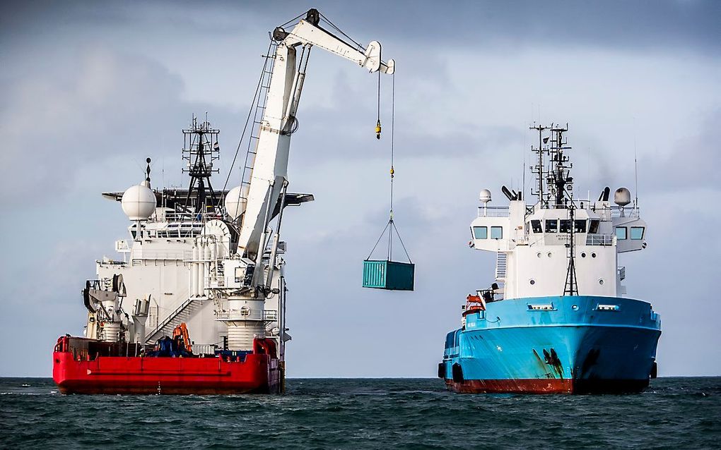 Verloren containers worden geborgen in het Waddengebied. beeld ANP