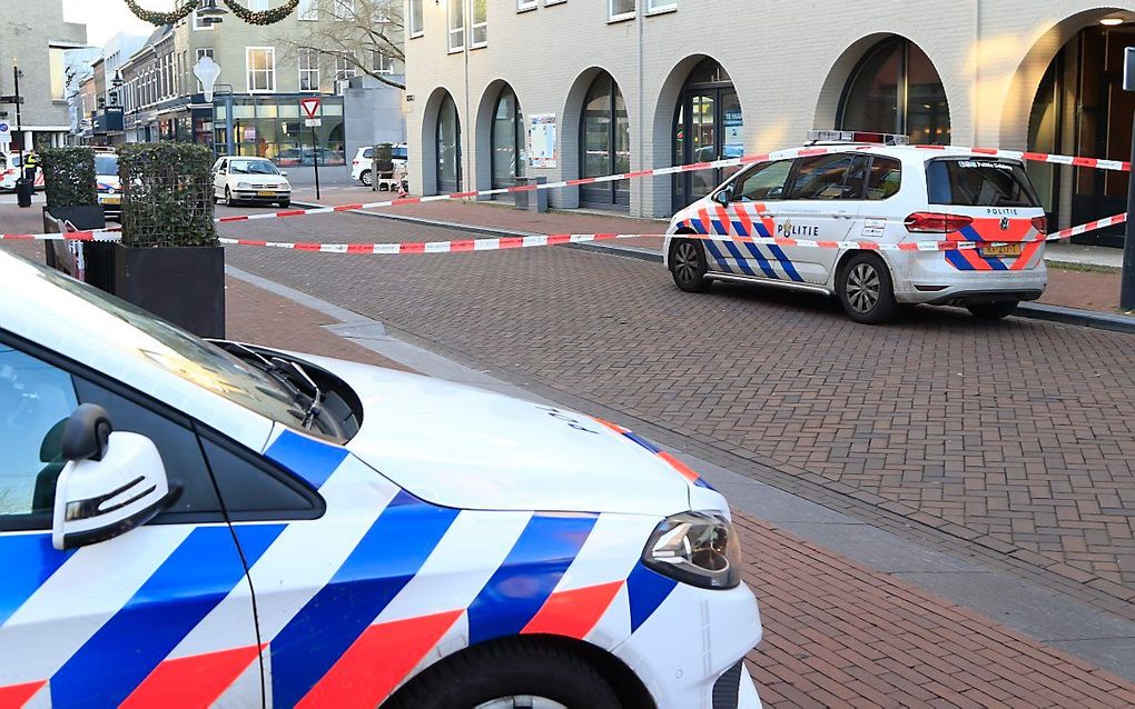 De politie zet de straat af waar werd geschoten. beeld ANP