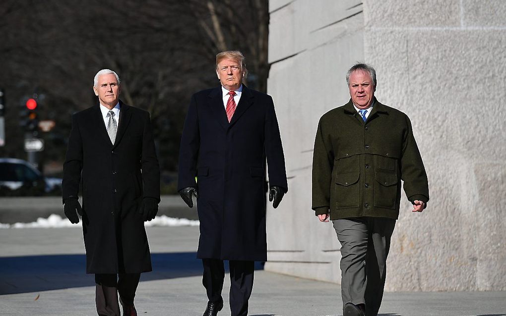 David Bernhardt (rechts) met Trump en Pence. beeld AFP