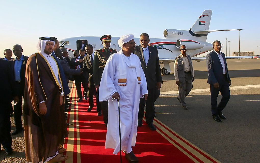 Omar Hassan al-Bashir (midden) wordt gezocht door het Internationaal Strafhof in Den Haag. beeld AFP